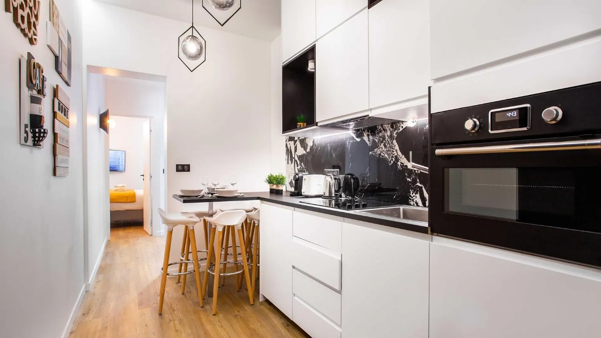 Appartement Live Like Real Parisians In The Heart Of Paris 0*,  France